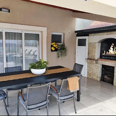 House Doris With Pool, Garden And View