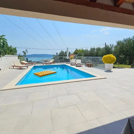 House Doris With Pool, Garden And View