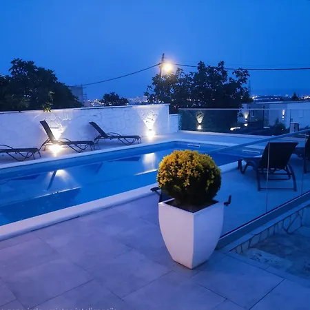 House Doris With Pool, Garden And View