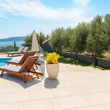 Дом отдыха House Doris With Pool, Garden And View *